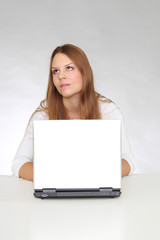 Frau  am Laptop denkt nach