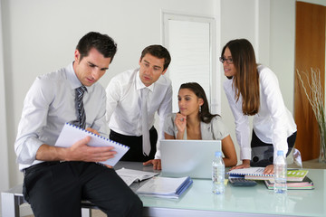 Hommes et femmes d'affaire au bureau