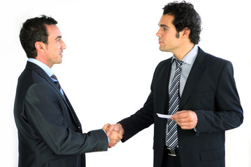 Portrait de deux homme se serrant la main