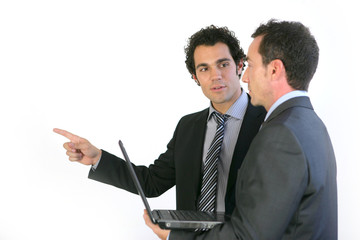 Portrait de deux hommes d'affaires devant un ordinateur portable