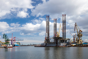 Obraz premium Oil platform in the shipyard