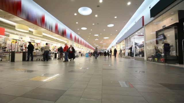 buyers going in big mall shop