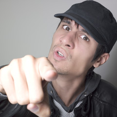 jeune homme pointant l'index accusation