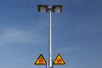 Warnschilder am Bahnhof