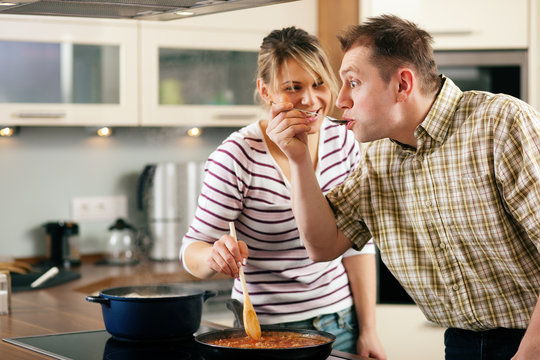 Kochen als Paar - die Soße abschmecken