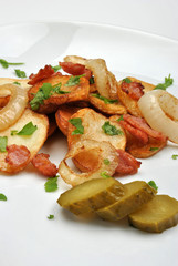 knusprige Bratkartoffeln mit Zwiebel und Gurkenscheiben