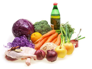 frischer roher Gänsekeule mit Äpfeln, Rotkohl, Brokkoli, Karotten, Sellerie, Tomatenmark, Zwiebeln und Essig