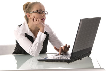 Junge Geschäftsfrau mit Laptop am Schreibtisch