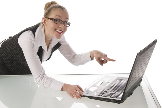 Junge Geschäftsfrau arbeitet am Laptop