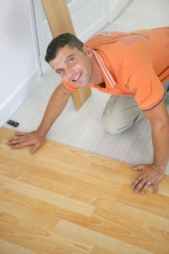 Poseur de parquet flottant