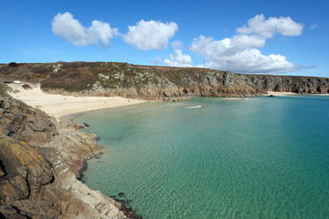 Fototapeta na wymiar Porthcurno plaża i turkusowe morze, Cornwall UK.