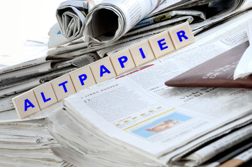 Zeitungsstapel Tageszeitung Newspaper Papier und Altpapier