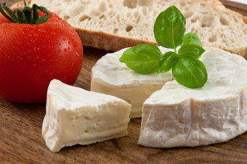 Camenbert, Tomate und Basilikum