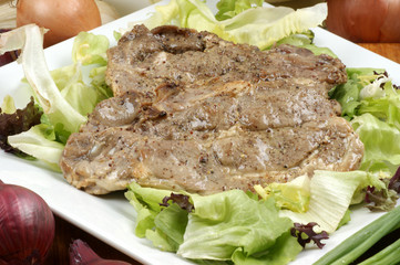 mariniertes Grillfleisch auf Salatblättern