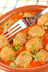 Fresh meatballs with peas
