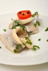 Matjesfilet mit Tomate auf einem Teller