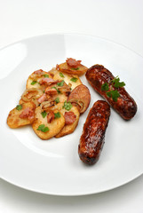 knusprige Bratkartoffeln und Bratwürste