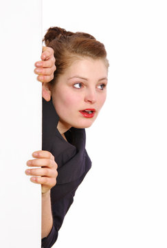 Frau schaut um Ecke