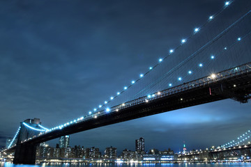 Fototapeta na wymiar Brooklyn Bridge i Manhattan Skyline At Night