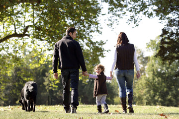 Famille se promenant à la campagne
