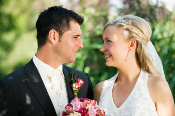 Hochzeitspaar in romantischer Umgebung