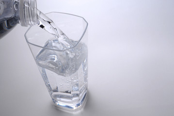 verre d'eau et bouteille
