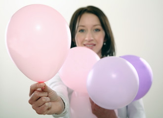 junge charmante frau mit luftballons