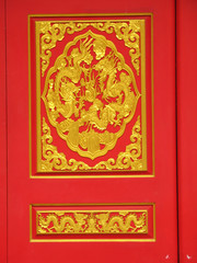 ornement chinois en or sur peinture rouge