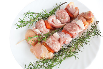 piatto con spiedini di carne