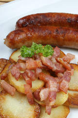 knusprige Bratkartoffeln mit Bratwurst und Speckwürfel
