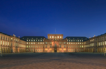 Fototapeta na wymiar Mannheim Castle wieczorem