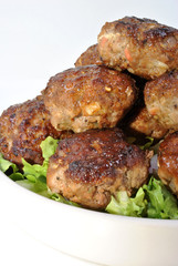 Frikadellen mit Salat auf einem Teller