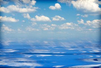 Plakat chmury wiszące nad morzem