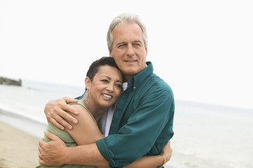 Obraz premium couple embracing on beach
