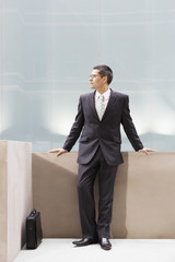 Fototapeta premium biznesmen, opierając się na ścianie portret