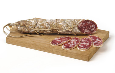 Salame con fette sul tagliere