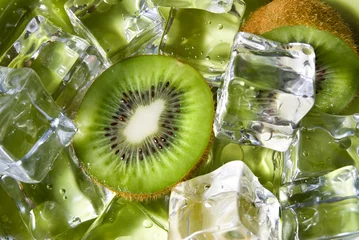 Wandaufkleber frische Kiwi mit Eis © artjazz