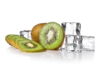 Fotobehang verse kiwi met ijs geïsoleerd op wit © artjazz