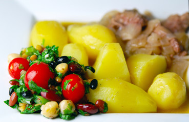 Hachee, Dutch food with bean salad