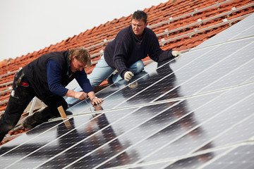 installing solar modules on a roof 08