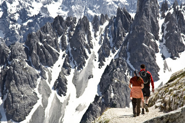 Wanderer in den Dolomiten in Südtirol