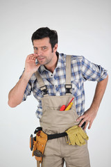 Portrait d'un ouvrier avec une sacoche à outils