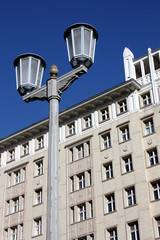 Berlin, Straßenlaterne in der Karl-Marx-Allee