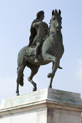 Fototapeta na wymiar Statue du Roi Louis XIV fier à cheval
