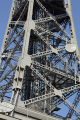 Tour et structure métallique sur ciel bleu