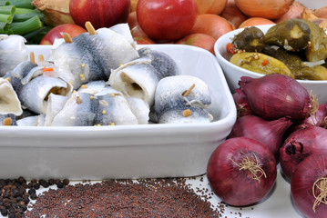 Rollmops mit Zwiebeln und Gurken