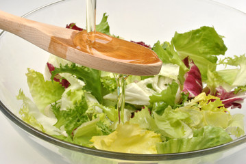 gemischter Salat wird mit Öl angerichtet