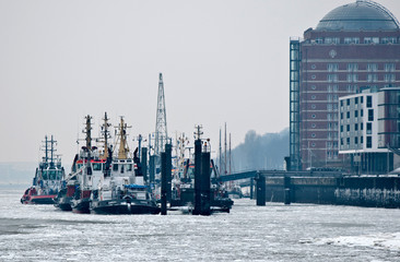 Schlepper im Hamburger Hafen bei Oevelgoenne