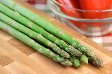 asparagus on cuttingboard