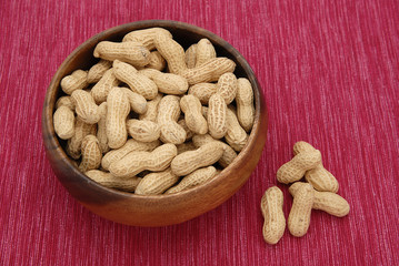 木の器に入ったピーナッツ